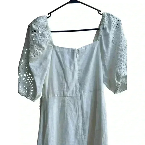 BCBG maxazria White Eyelet Flare Embroidery Sleeves. Dress size 0 - Picture 6 of 7